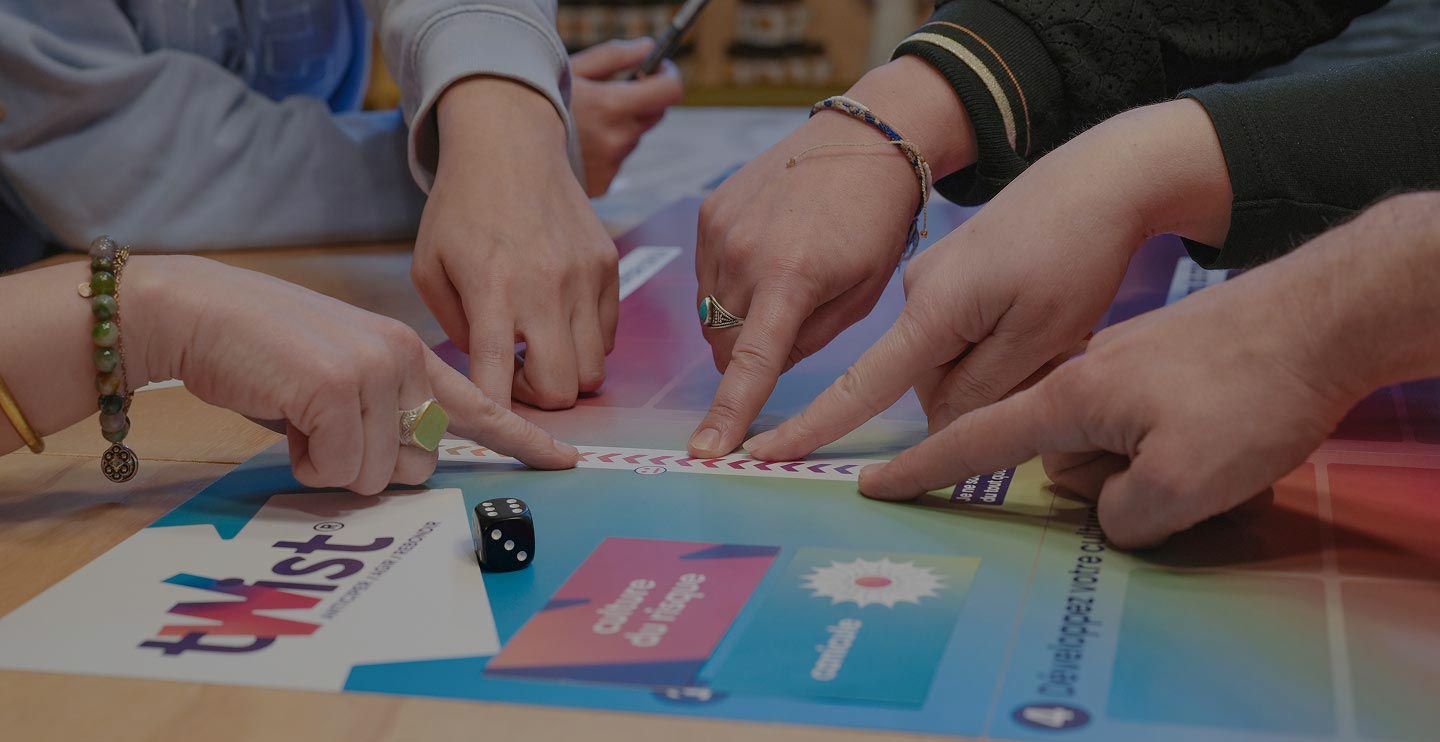 Partie du serious game Twist® : des participants désignent ensemble une case du plateau